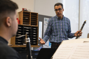 Clarinet professor helps teach wind students