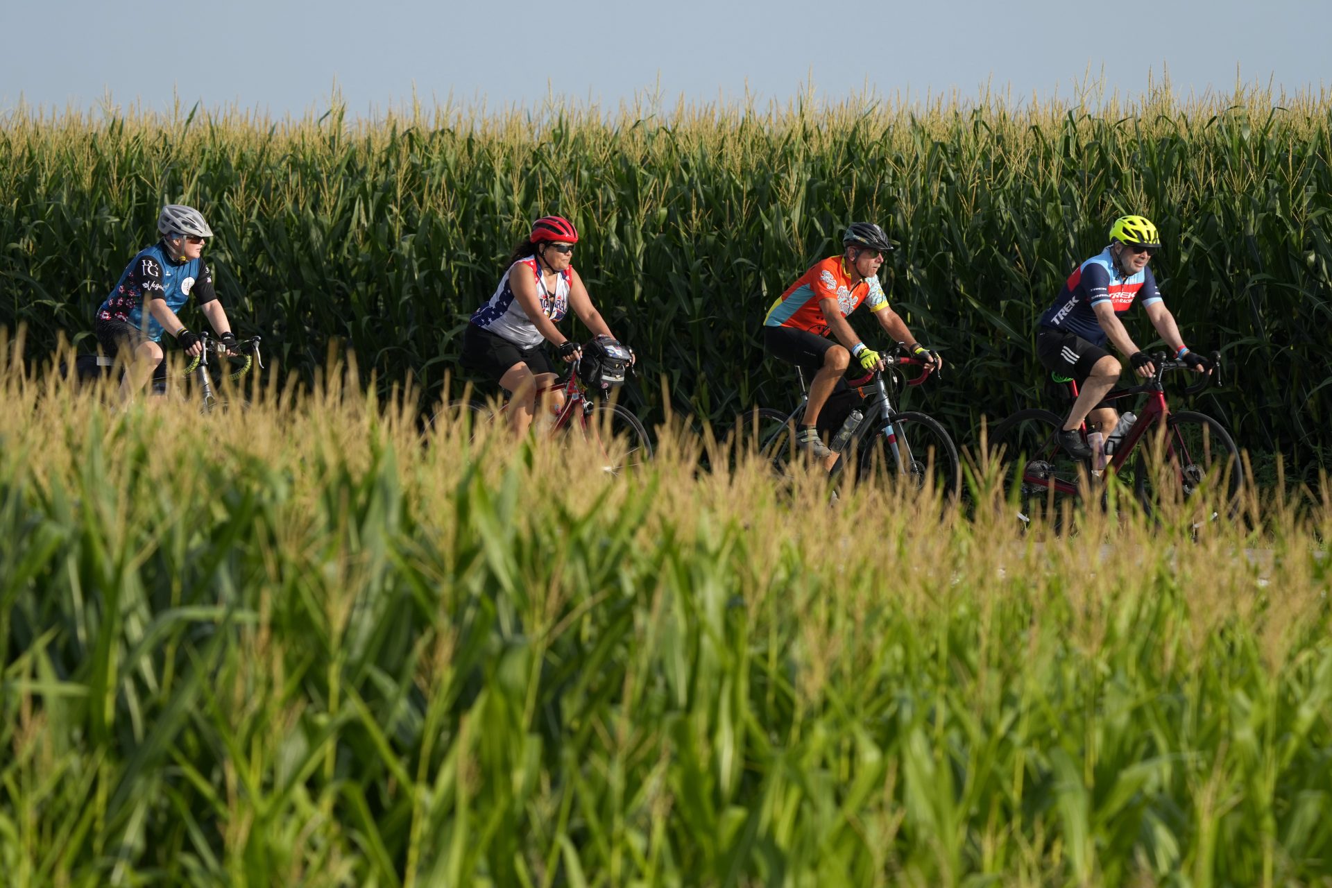 Pedal çevirmek, Iowa’yı geçen büyük bir bisiklet yolculuğunda kutuplaşmayı yener