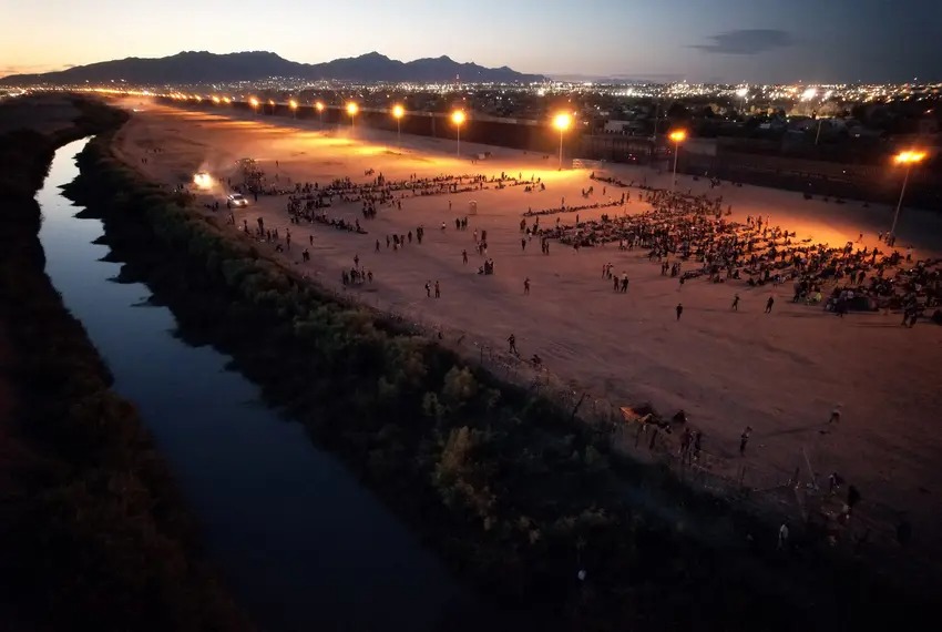 Mexico agrees to deport migrants after El Paso reaches “breaking point